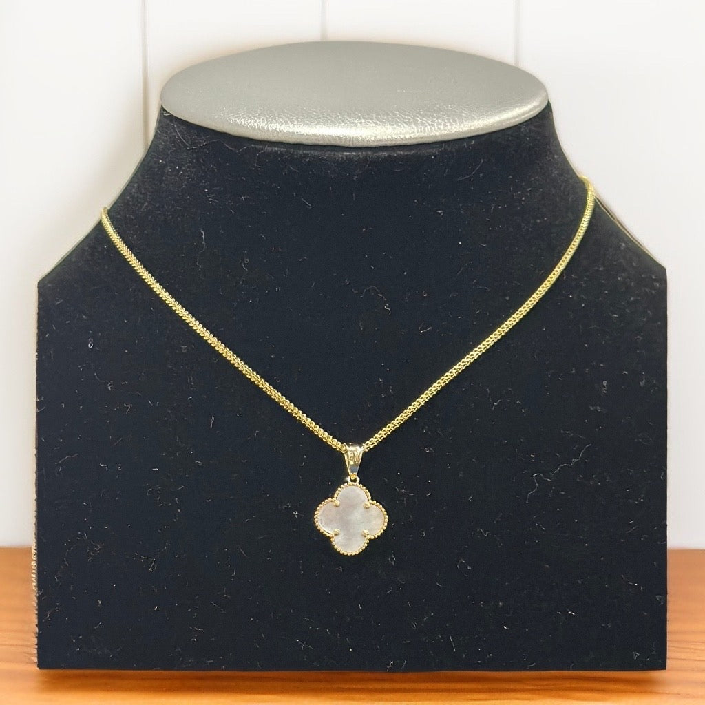 Cadena con dije cuatro pétalos