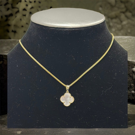 Cadena con dije cuatro pétalos