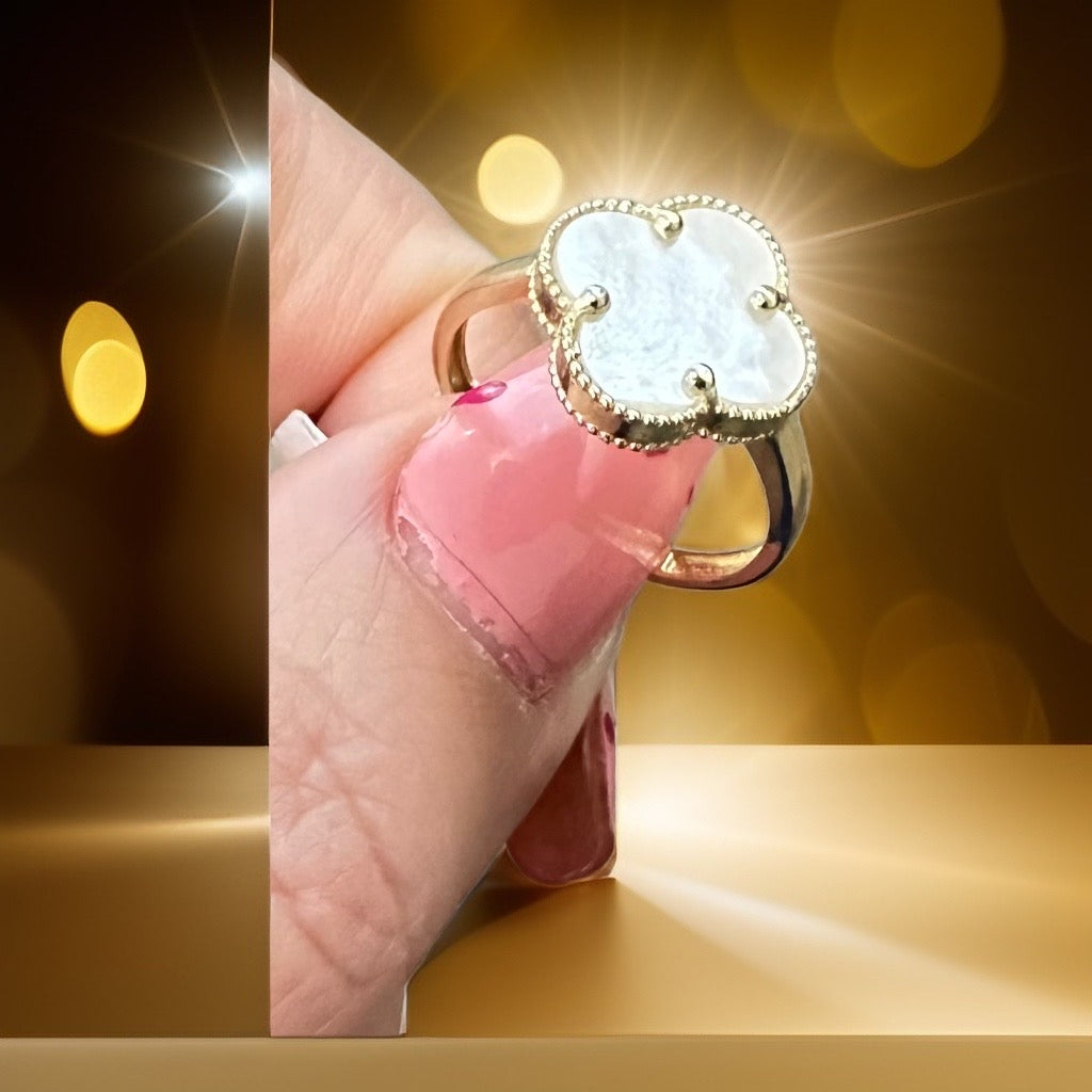 Anillo de cuatro hojas