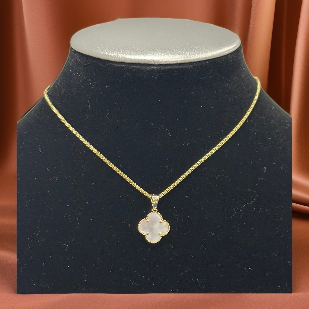 Cadena con dije cuatro pétalos