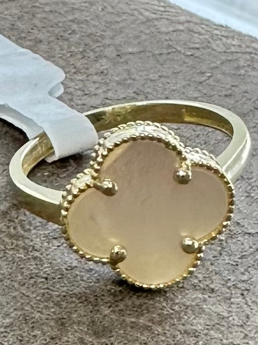 Anillo de cuatro hojas