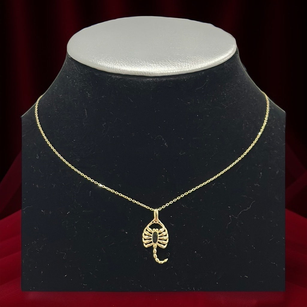 Cadena con dije de escorpión