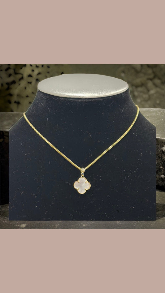 Cadena con dije cuatro pétalos