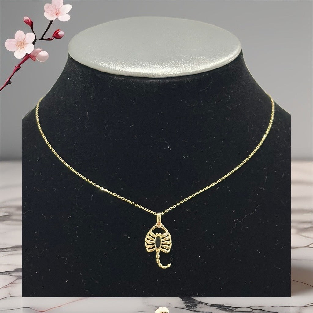 Cadena con dije de escorpión