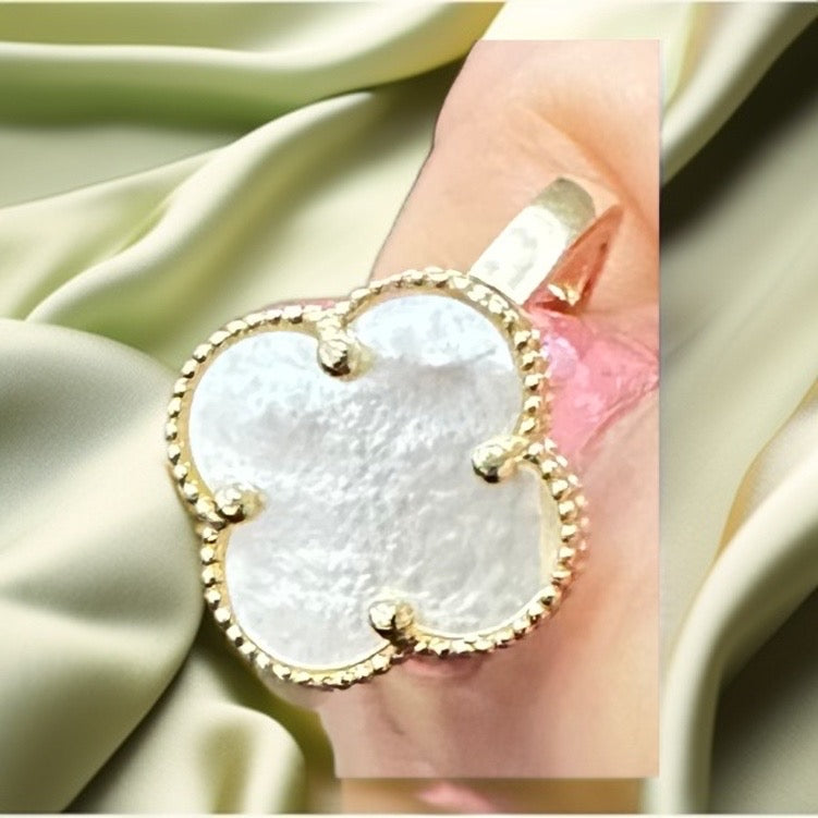 Anillo de cuatro hojas