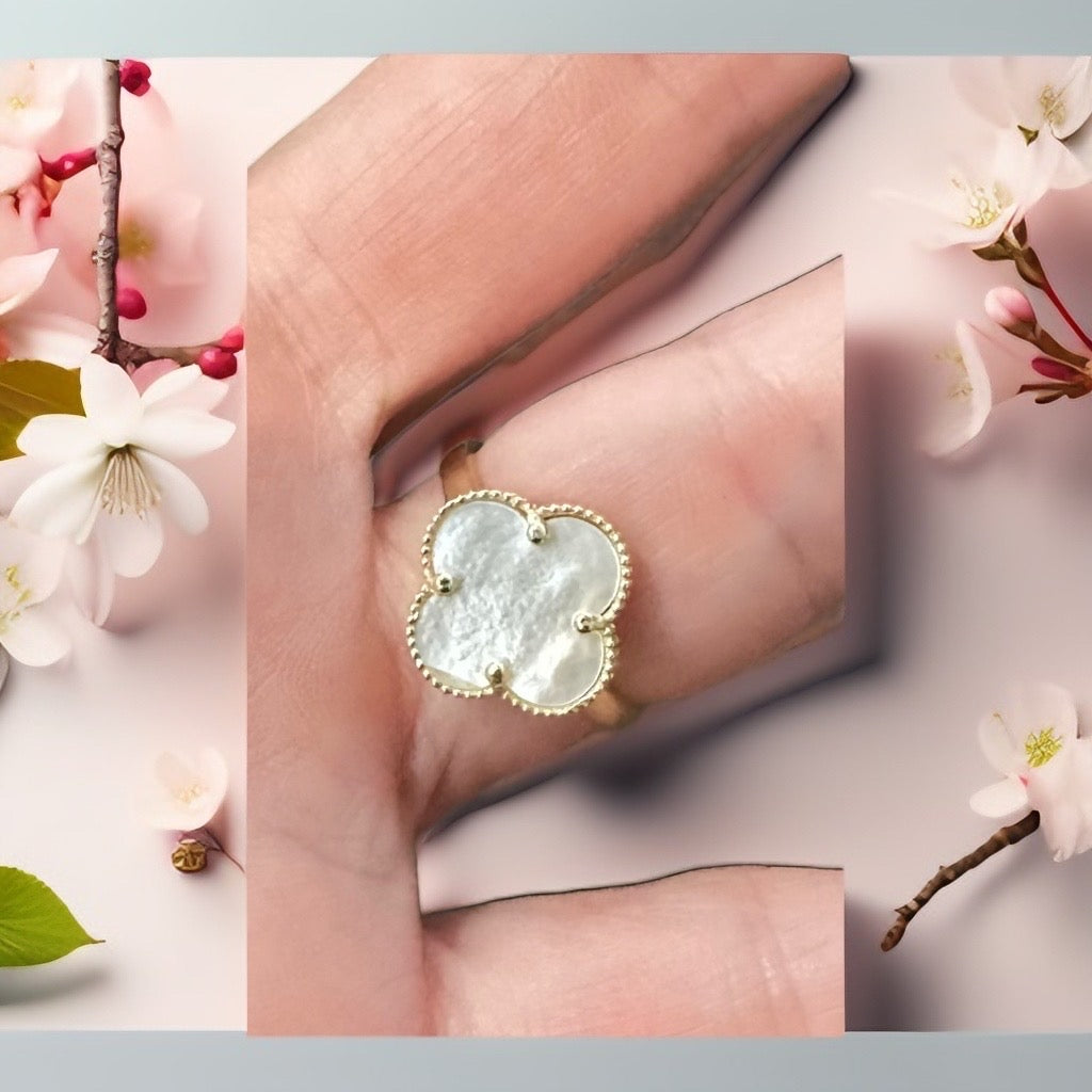 Anillo de cuatro hojas